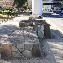 隅田公園（墨田区側）を散歩していると首都高速6号向島線の高架下に排除オブジェを発見
