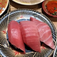 「にぎり一丁横須賀店」でメバチマグロとメバチトロの違いおよび紋甲イカとアオリイカとヤリイカの違いを味わう