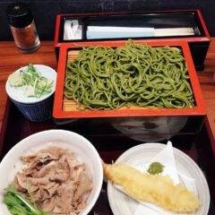 原宿駅から竹下通りに入ってすぐ！「茶蕎麦専門店 吉そば」で2色せいろとミニ肉丼を堪能
